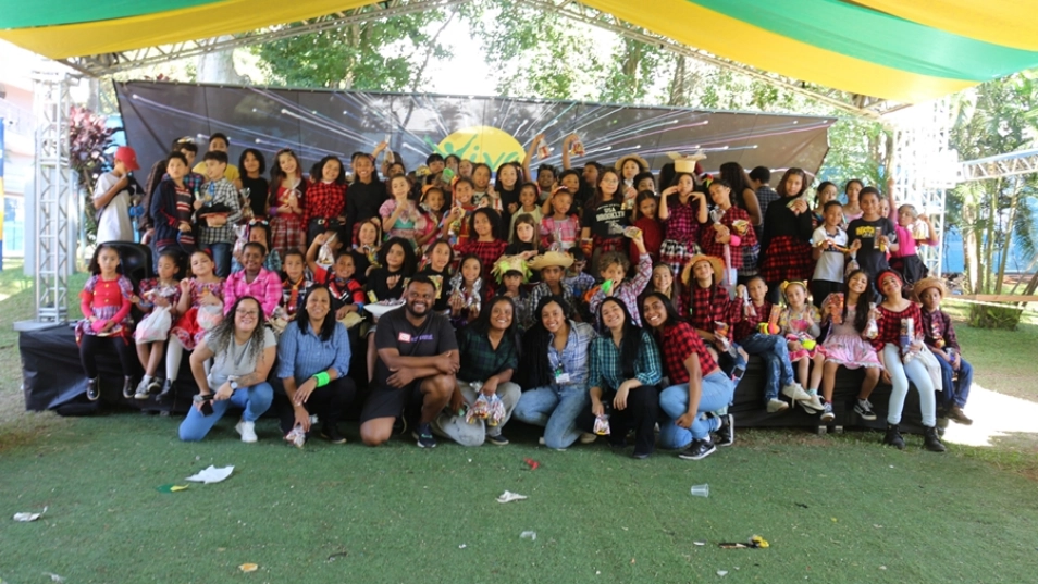 Crianças e adolescentes do Projeto AABB Crescer se divertem em Festa Junina