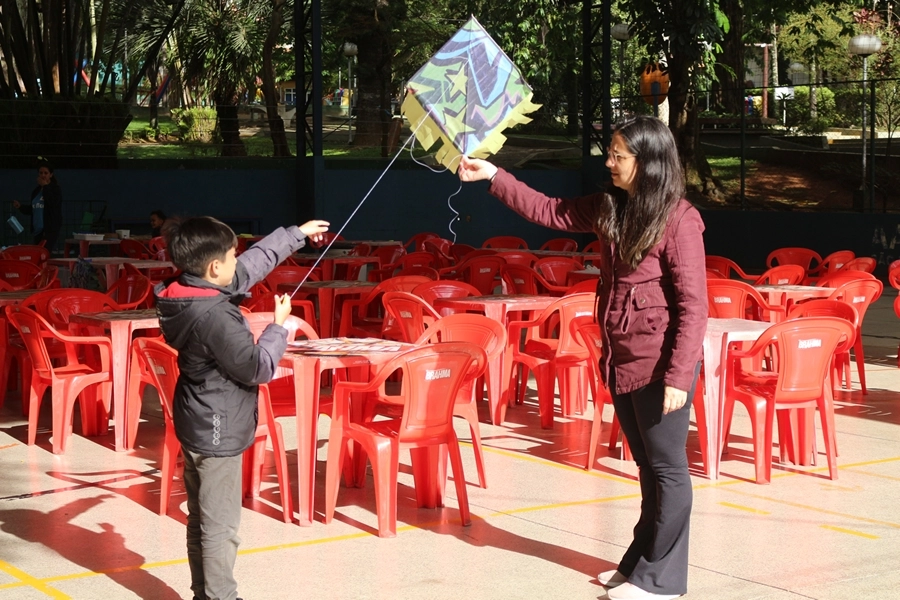 Pipas colorindo o céu com o Projeto Sorria – 19/10/2025