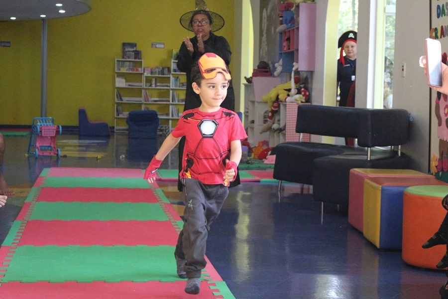 Momentos Criativos – Contação de História - Livro: “Bruxa, bruxa venha à minha festa” com desfile de fantasia – 25/10/2025