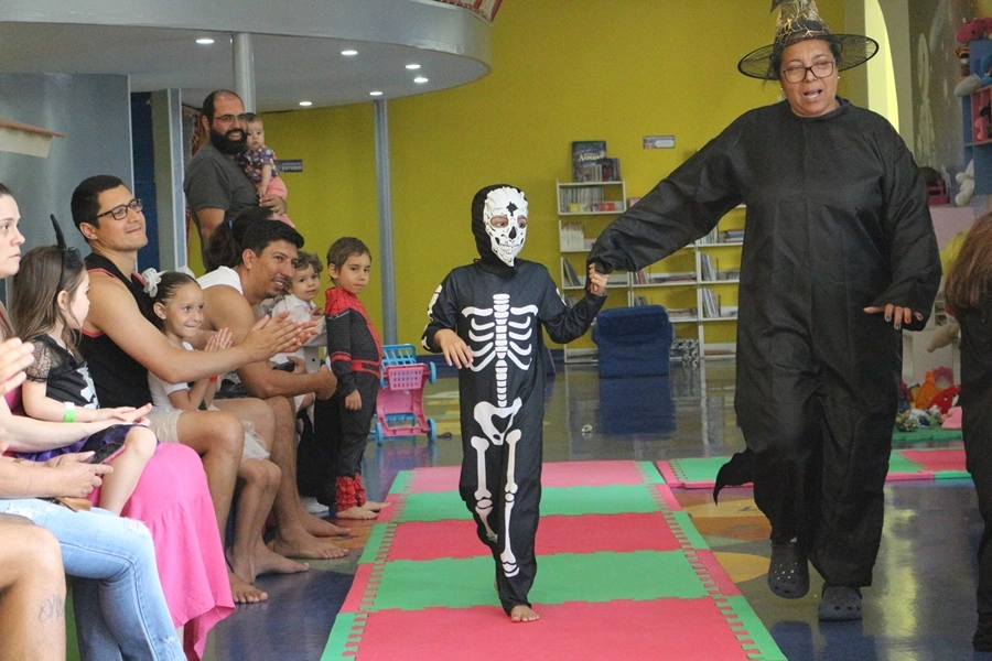 Momentos Criativos – Contação de História - Livro: “Bruxa, bruxa venha à minha festa” com desfile de fantasia – 25/10/2025