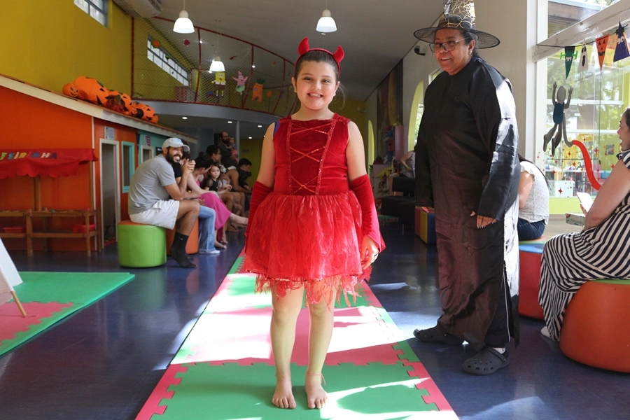 Momentos Criativos – Contação de História - Livro: “Bruxa, bruxa venha à minha festa” com desfile de fantasia – 25/10/2025