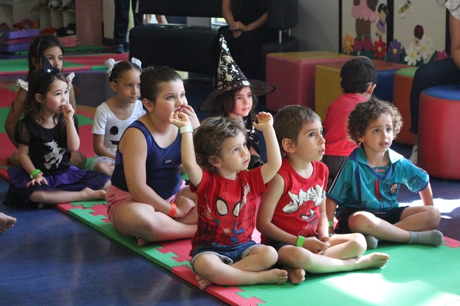 Momentos Criativos – Contação de História - Livro: “Bruxa, bruxa venha à minha festa” com desfile de fantasia – 25/10/2025